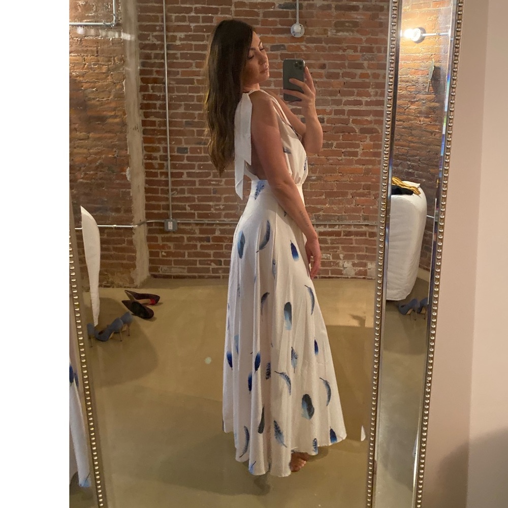 Long dress in feather print with lovely open back